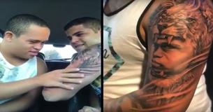 Grote broer laat tatoeage zetten van kleine broer die down syndroom heeft en filmt zijn reactie