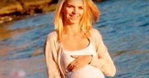 Eine Frau erfindet eine Schwangerschaft und einen Feuerwehrmann-Ehemann, um Spenden zu erhalten, aber die Gemeinde entdeckt ihren Betrug