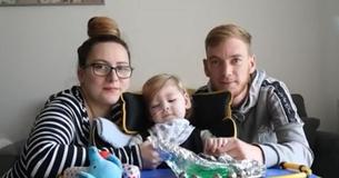Un bébé ouvre les yeux juste avant qu'il ne soit débranché de son appareil de respiration artificielle