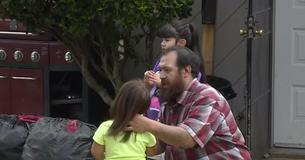 Un homme assomme un kidnappeur pour sauver sa fille de 3 ans d'être traînée au parc. Il suffit de 90 secondes pour kidnapper un enfant