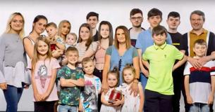 Britische Familie mit 21 Kindern kündigt an, dass sie Baby Nummer 22 bekommen