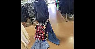 Une mère se rend compte que son fils se moque d'autres élèves car ils achètes des affaires d'occasion et lui donne une bonne leçon