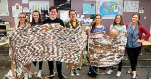 Leerlingen van de middelbare school recyclen plastic tassen en maken er 1,8 meter lange slaapmatten voor daklozen van