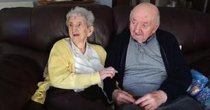 Une mère de 98 ans emménage dans un foyer de soins pour s'occuper de son fils de 80 ans