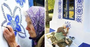 Une femme de 90 ans a transformé un petit village en sa propre galerie d'art en peignant des fleurs sur chaque maison