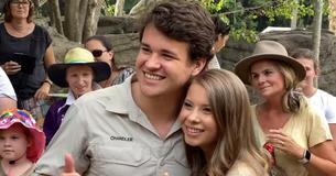 Bindi Irwin und Verlobter Chandler Powell knuddeln - mit einem riesigen Python - Bei der Steve Irwin Day Feier in einem Australischen Zoo.