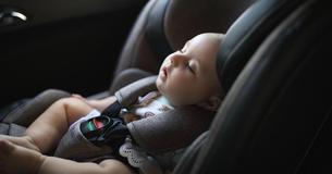 Deux parents en deuil avertissent les autres lorsque leur bébé meurt en dormant dans un siège d'auto placé sur terre