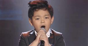 8-jähriger Junge lässt alle Jurymitglieder ihren Stuhl drehen, während er "Don't Stop Believing" bei Talentshow für Kinder singt