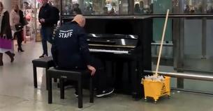Un homme déguisé en concierge s'assoit zu' un piano et émerveille les passants avec une interprétation de "Bohemian Rhapsody"