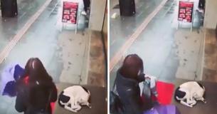 Beveiligingscamera beelden toont voorbijganger die sjaal aan een rillende hond in Turkije geeft