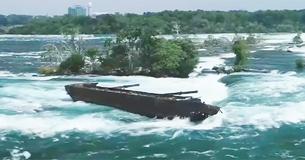 Een boot die al meer dan 100 jaar vastzit bij Niagara Watervallen wordt verplaatst tijdens een Halloweenstorm 