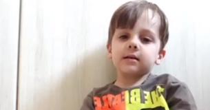 Kleine jongen werd gediagnosticeerd met autisme en sprak niet.  Nu spreekt hij meerdere talen.