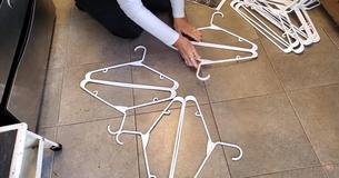 Mujer hace fantásticas decoraciones navideñas usando ganchos para ropa