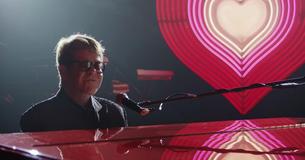 Elton John a joué dans une publicité de Noël émouvante montrant un voyage émotionnel sur le chemin des souvenirs