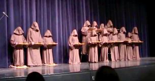 Un groupe de "moines silencieux" monte sur scène pour chanter leur version d'Alléluia