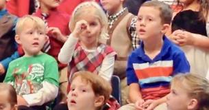 Une fillette de 7 ans a chanté en langue des signes au concert de Noël pour ses parents sourds