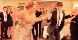 Un duo mère et fils divertit les invités lors d'une danse de mariage amusante avec un numéro 'Billie Jean'