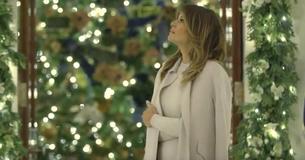 Melania expose une féerie hivernale patriotique au sein de la Maison-Blanche