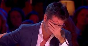 Simon Cowell s’éclate en sanglots quand les célébrités de  X Factor ont joué une chanson caritative émotionnelle.