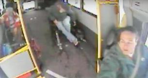 Un chauffeur de bus aide des enfants de 2 et 6 ans qui se promènent sans manteaux par un temps de -8 °C