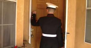 Un Marine rentre chez lui le jour de Noël pour faire une surprise à sa mère