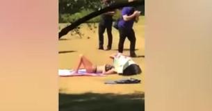 Sonnenanbeterin weigert sich hartnäckig, ihr Handtuch zu verlassen, während das Brautpaar im öffentlichen Park ein Fotoshooting hat