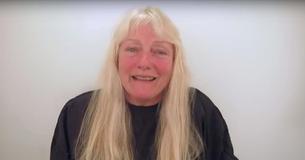 Cette maman est allée au coiffeur avec des cheveux longs et blancs et a été transformée par son nouveau look