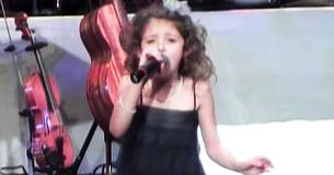 8-jarig  meisje doet "Rockin' Around The Christmas Tree" van Brenda Lee bij Holiday Show