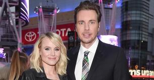 Delta, une fille de 4 ans, prend une photo de Dax Shepard et de sa femme, Kristen Bell, qui s'allongent sur le canapé