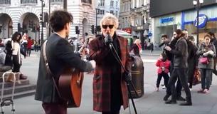 Voetganger pakt microfoon van straatartiest en begint te zingen maar blijkt Rod Stewart te zijn