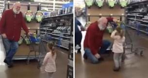Una niña de dos años en el supermercado confunde a un hombre barbudo con Papá Noel