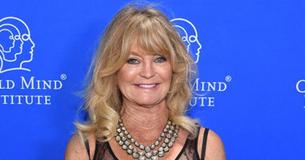 Goldie Hawn legt accent op haar slanke figuur met een zwarte jumpsuit en dikke ketting bij Change Maker Awards