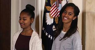 Michelle Obama zegt dat oudste dochter Malia Obama erbij was toen jongere zus Sasha naar de universiteit ging