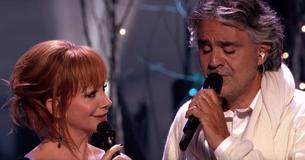 Reba et Andrea Bocelli interprètent la chanson "Blue Christmas" d'Elvis