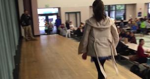 Une fille autiste n'a pas de compagnon pour le bal, puis on lui demande de monter sur scène lors d'une assemblée scolaire