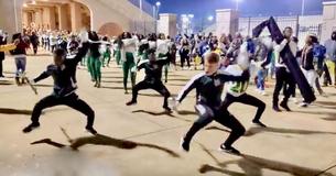 La fanfare d'une école impressionne la foule avec une performance époustouflante