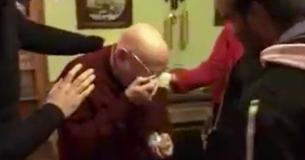 Oudere man die de laatste 20 kerstmissen alleen heeft doorgebracht, krijgt een kerstboom en kerstzangers aan de deur