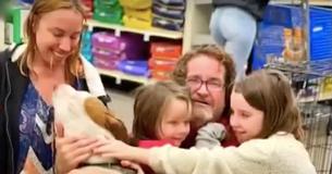 Een familie uit Florida ontdekte hun lang verloren hond op een adoptie-evenement