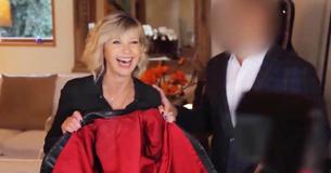 Un acheteur anonyme a acheté la veste " Grease " d'Olivia Newton-John pour 243 200 $ afin qu'il puisse la lui rendre