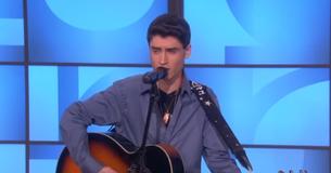 Un chanteur de 16 ans sur la version française de "The Voice" ressemble à Elvis
