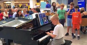 11-jarige jongen speelt lied op piano op de luchthaven en de menigte is gehypnotiseerd door hem