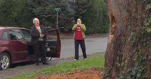 Una residente de Washington tuvo que cortar su árbol favorito en su patio, pero un tallador de madera lo transformó en una biblioteca