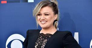 Kelly Clarkson se moque du titre " Baby, It's Cold Outside" et dit : "apparemment, on a tué Noël" dans son émission