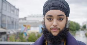 Plus de femmes commencent à accepter d'avoir les poils du visage, prouvant que les barbes ne sont pas seulement pour les hommes