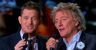 Michael Bublé et Rod Stewart ajoutent des mouvements de danse à leur chanson de Noël