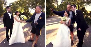 Tom Hanks a une fois arrêté de filmer pour escorter une mariée et son père à l'autel à Rome et a également interrompu une séance photo de mariage à New York