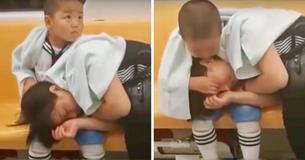 Un niño cuida a su cansada madre después de que se quedara dormida en el metro