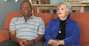 Des amoureux d'école brisés par le racisme se réunissent et se marient 45 ans plus tard