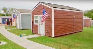 Une communauté construit un village de petites maisons pour les ex-soldats sans-abri