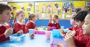Selon la politique de la fête des enseignants de l'école, les enfants dont les parents ne fournissent pas de nourriture ne sont pas les bienvenus